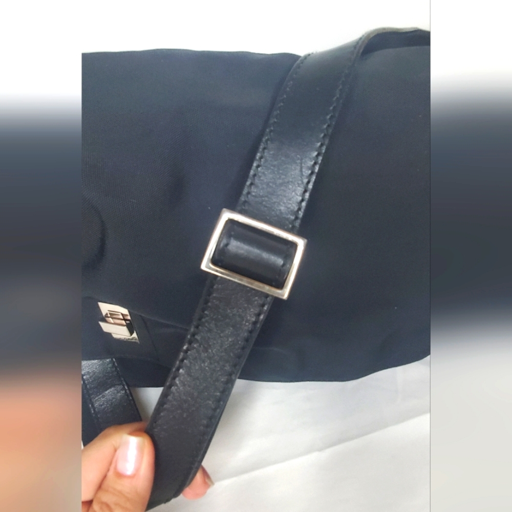 Gucci Black Messenger Bag with Adjustable Strap and Sleek Design - Picture 5 of 16